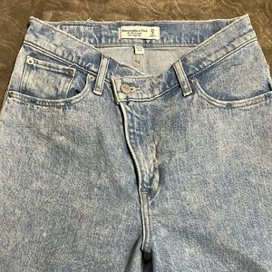 Abercrombie and Fitch - 90s straight ultra high rise (curve love) crossed zipper